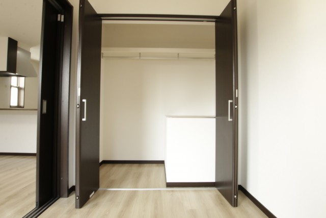 収納は階段上のでっぱりがあり?