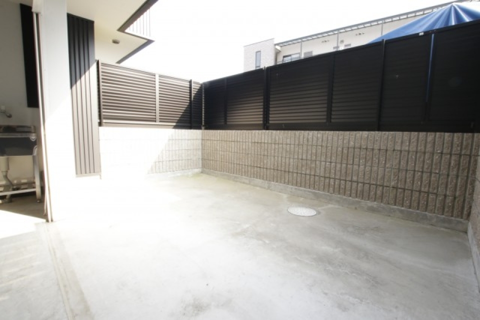 奥のシャッターを開けると専用の庭が広がります