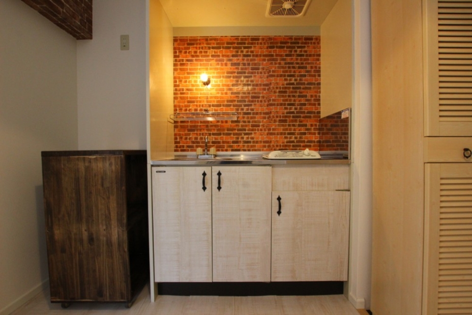 キッチンもアンティーク調。手元灯が裸電球なところが雰囲気を出している。