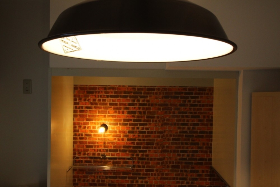 キッチンの照明もアンティーク風のペンダントライト。