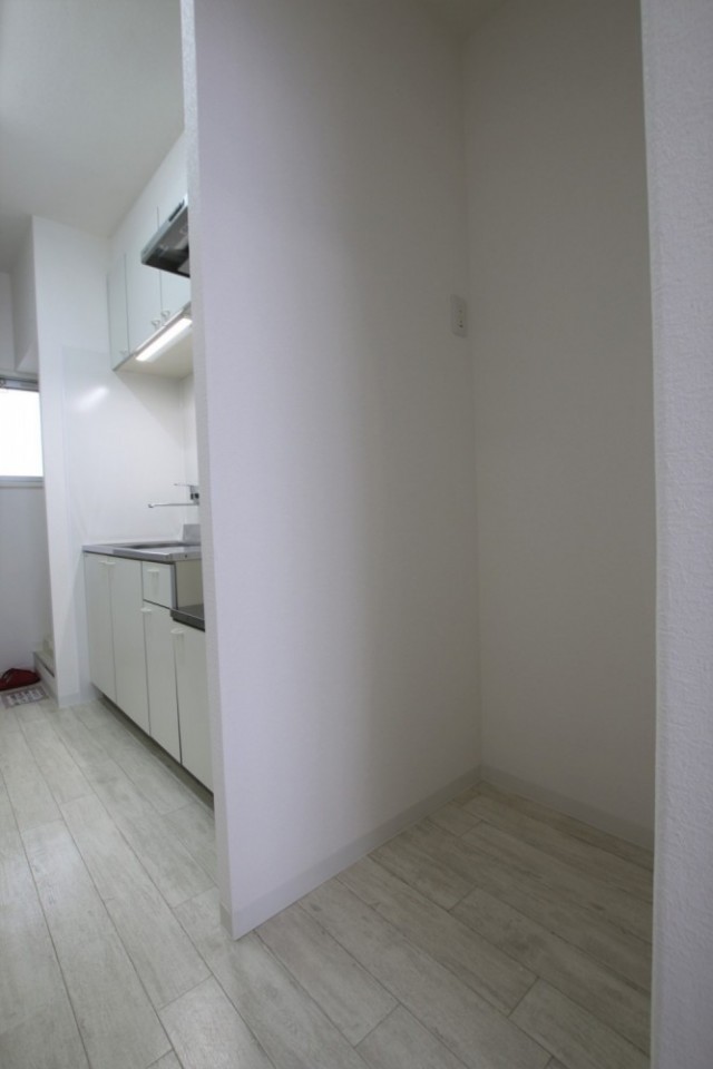 冷蔵庫置場はコンロのすぐ隣。