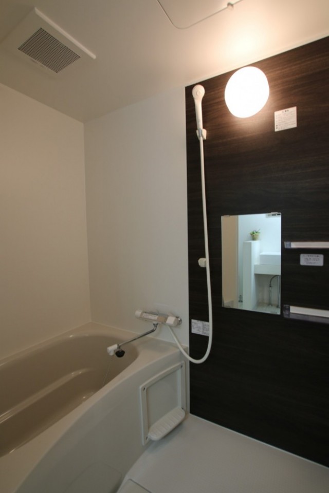 鏡付きの浴室。