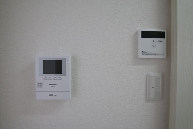 TVモニター付きのインターホン。