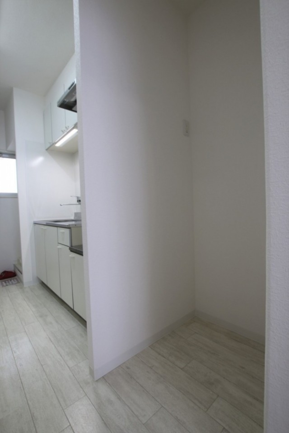 冷蔵庫置場はコンロのすぐ隣。