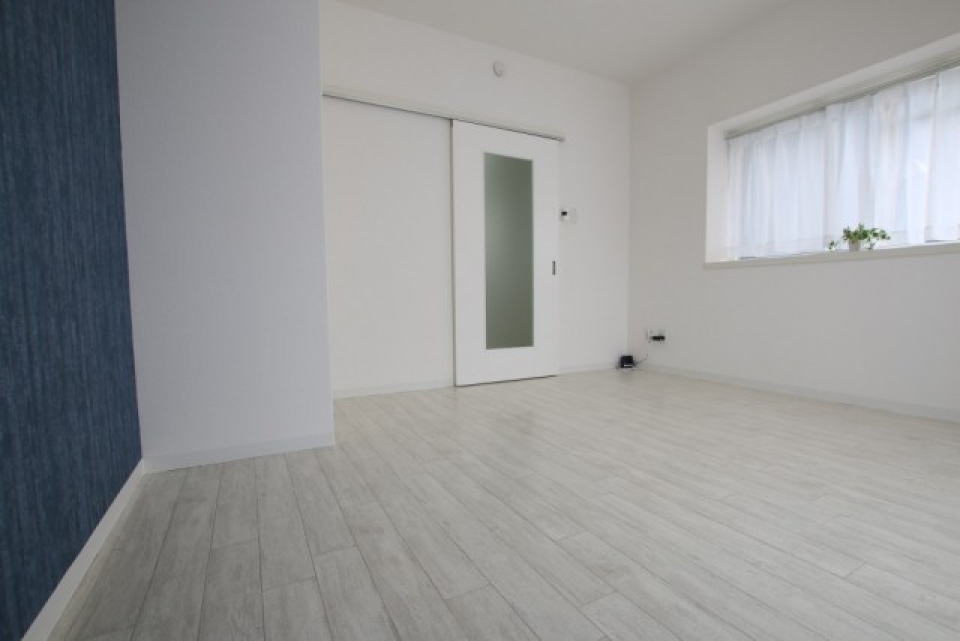 角部屋だから、左にも窓がある。