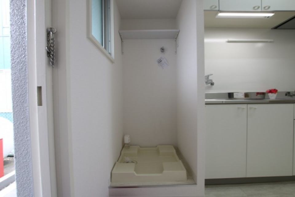 洗濯機置き場は玄関入ってすぐ左横。