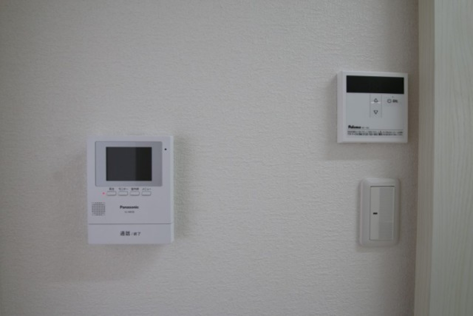 TVモニター付きのインターホン。