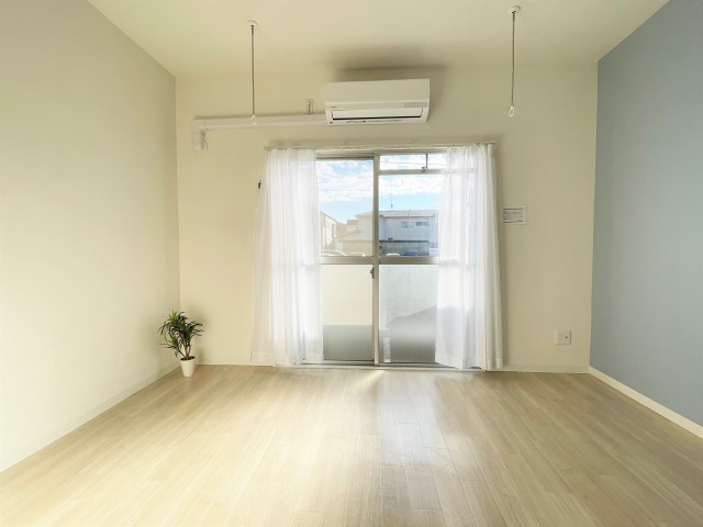 白と淡いブルーの可愛いお部屋