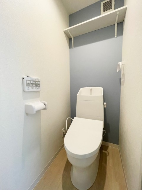 棚付きのトイレ。