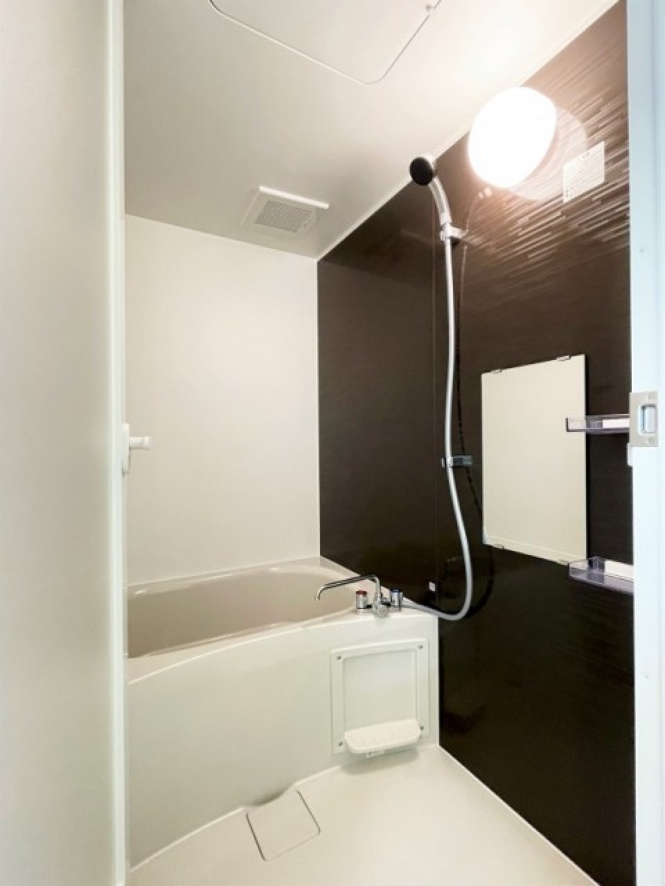 鏡付きの浴室。　