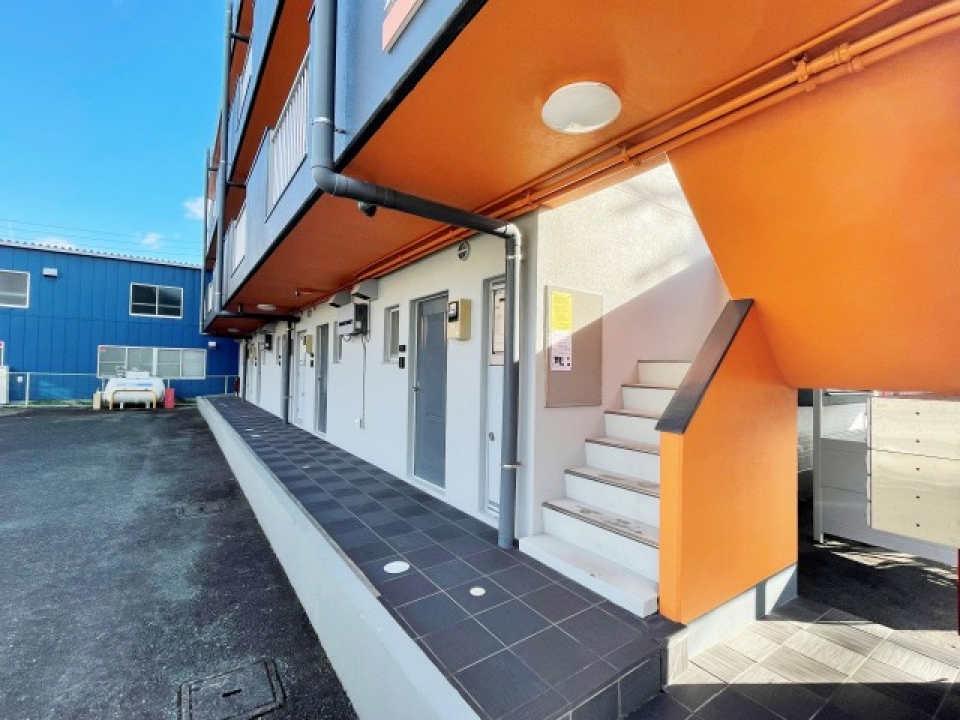 キュートなオレンジ色のマンション