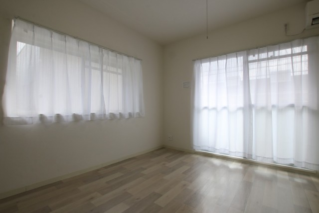 お部屋は南向き、光が差し込んで暖かいです