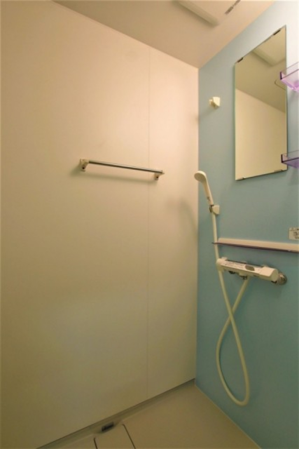 シャワーブースも清潔感があります