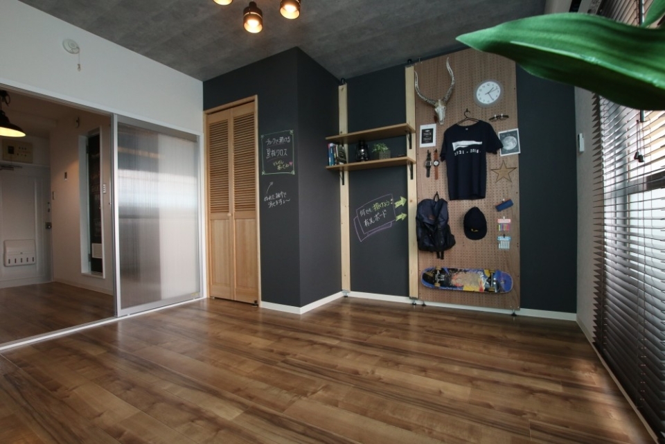 有孔ボードを使った壁面にモノを掛ける。