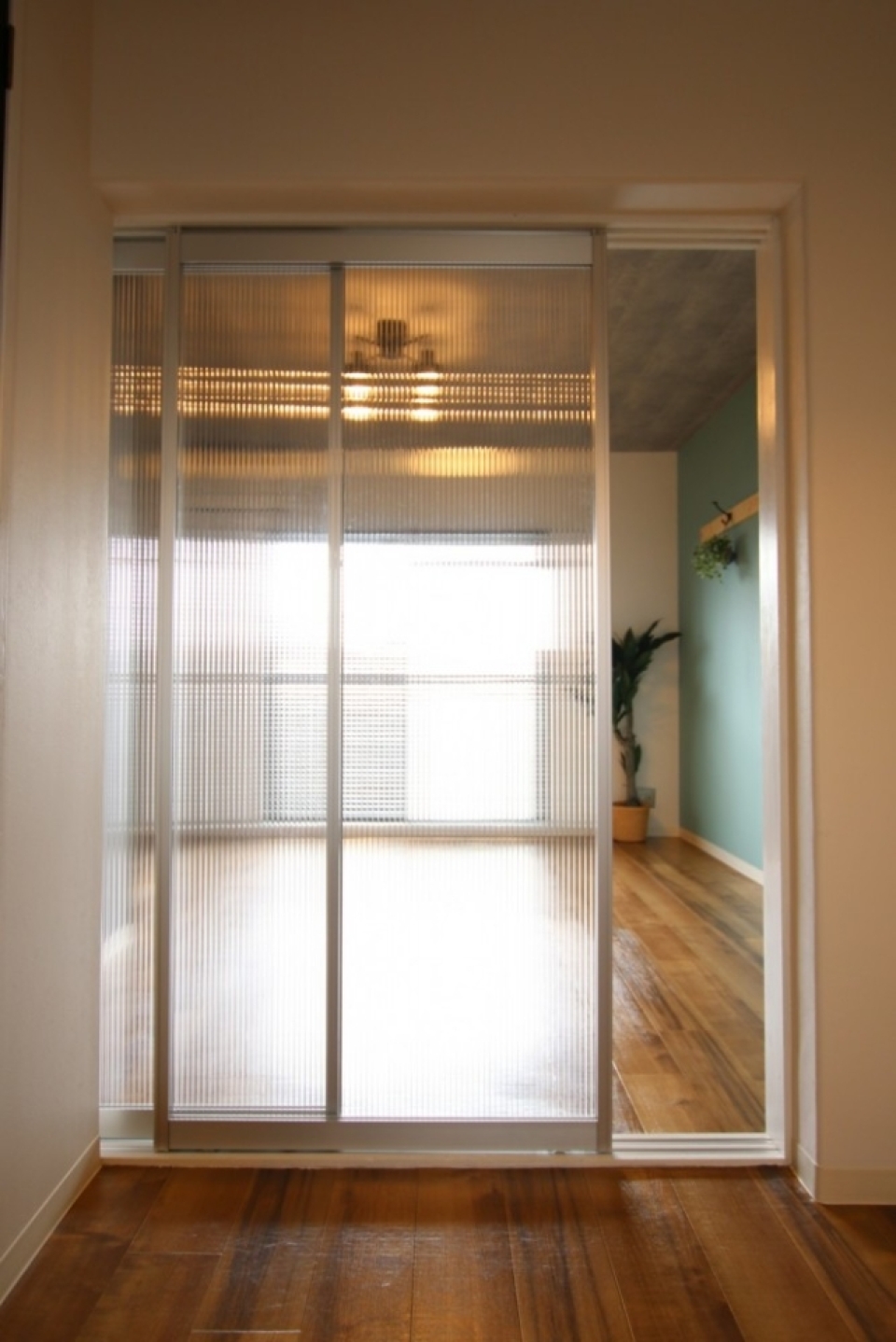 半透明の間仕切りでキッチンスペースも明るい。