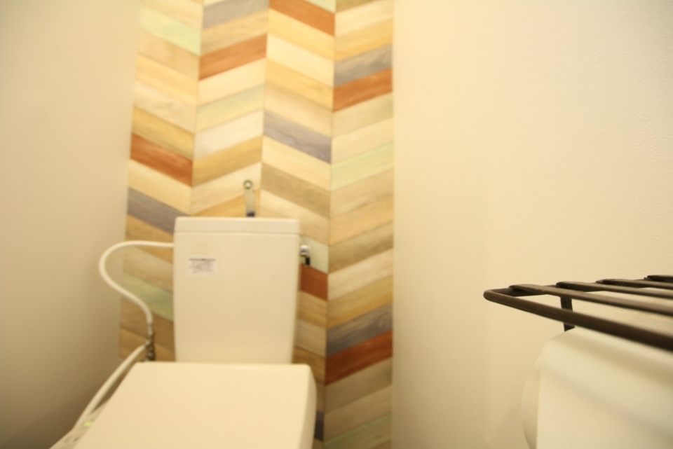 トイレのペーパーホルダーも味がある。