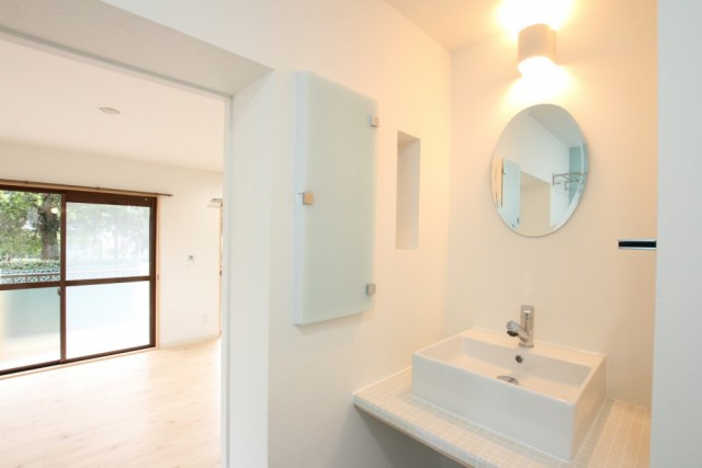 丸い鏡がオシャレな洗面台まわり。なんだかカフェのような雰囲気です