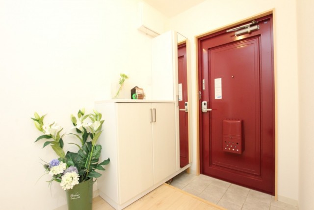 玄関扉は赤。家を出る前に元気をもらえそう