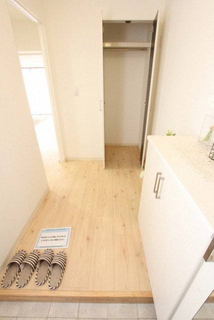 玄関まわり。靴箱収納に加え、正面にはクローゼットが