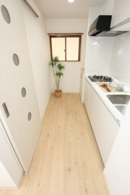 キッチン全体。玄関部分とキッチンの間のドアの円窓が可愛いです