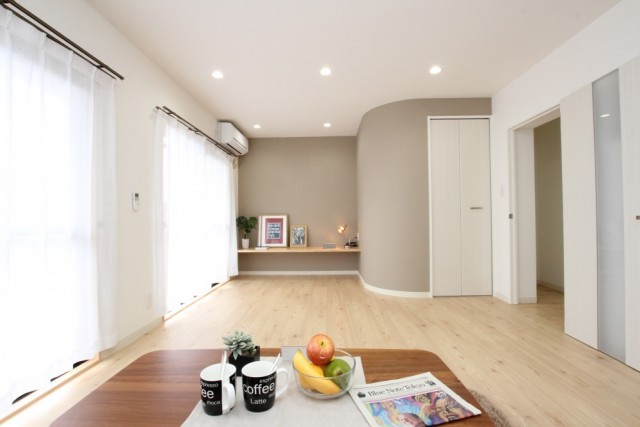 ソファに座っての眺めはこんな感じ。正面にはディスプレイ棚が