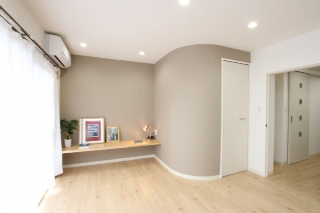 丸みを帯びたアール型の収納がモダンな雰囲気