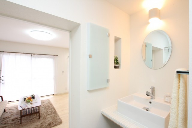 丸い鏡がオシャレな洗面台まわり