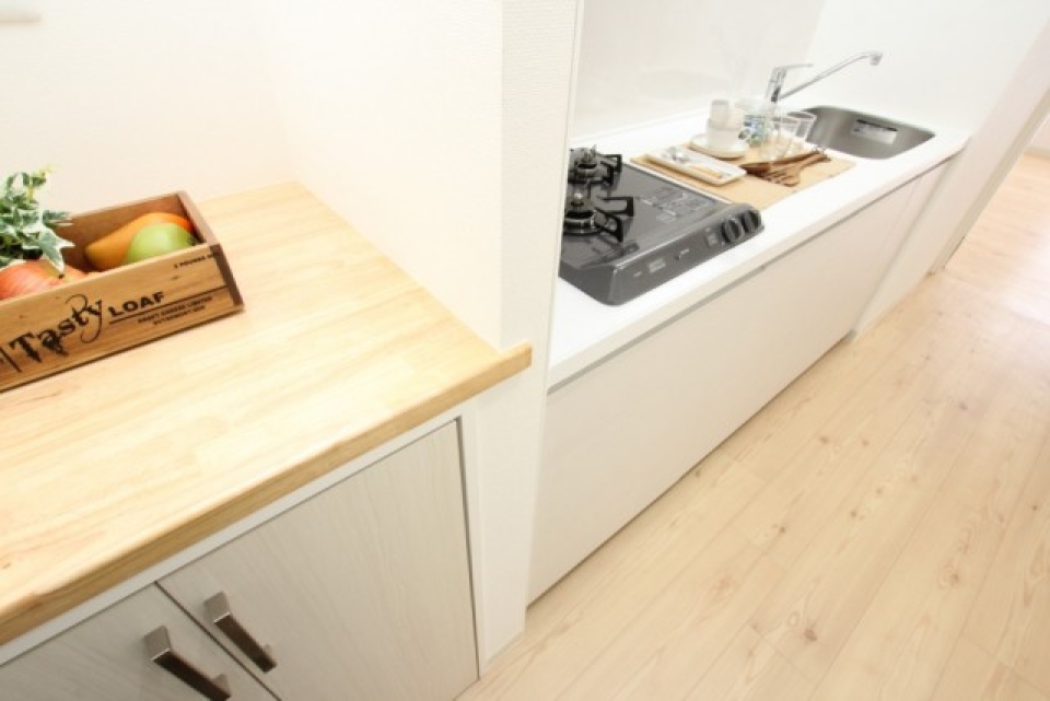 キッチン左手にはカウンター収納が。ちょっとした作業に便利