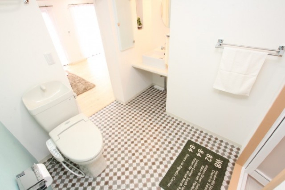 レトロな床材が絶妙にマッチ。雰囲気の良いパウダールーム