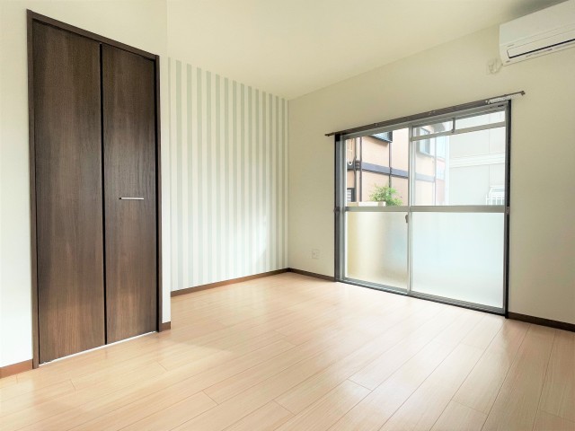 8帖の洋間にはストライプのクロス