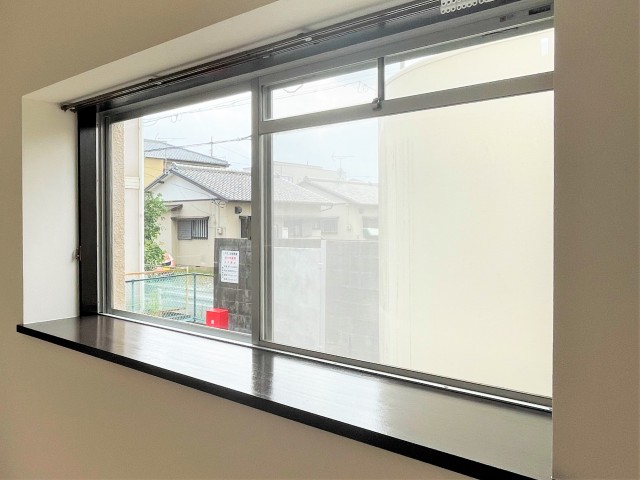 角部屋の特権、出窓もある