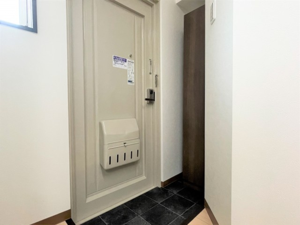 玄関。細長いシューズボックスがあります