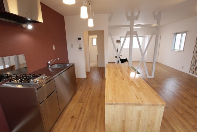 ステンレス製の無機質なデザインと木のカウンターが対照的でGOOD！