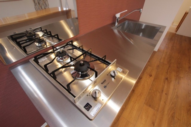 キッチンは1500の大きさ。シンプルさがこの空間を引き立てる。