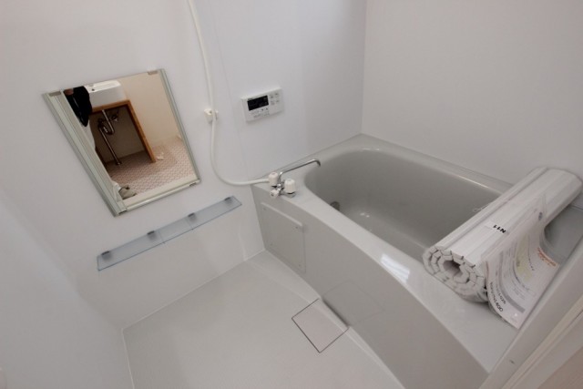 お風呂のユニットは新品で追い焚き機能付き。