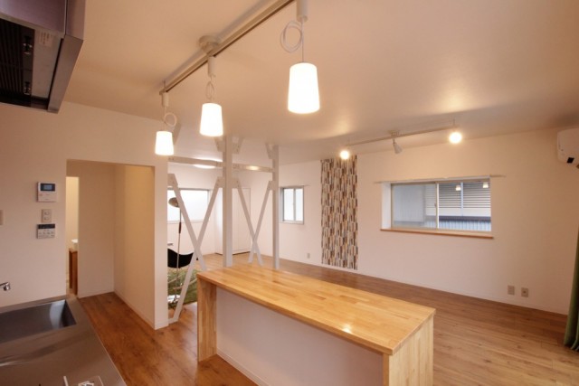 カウンターの上にはライティングレールがある。