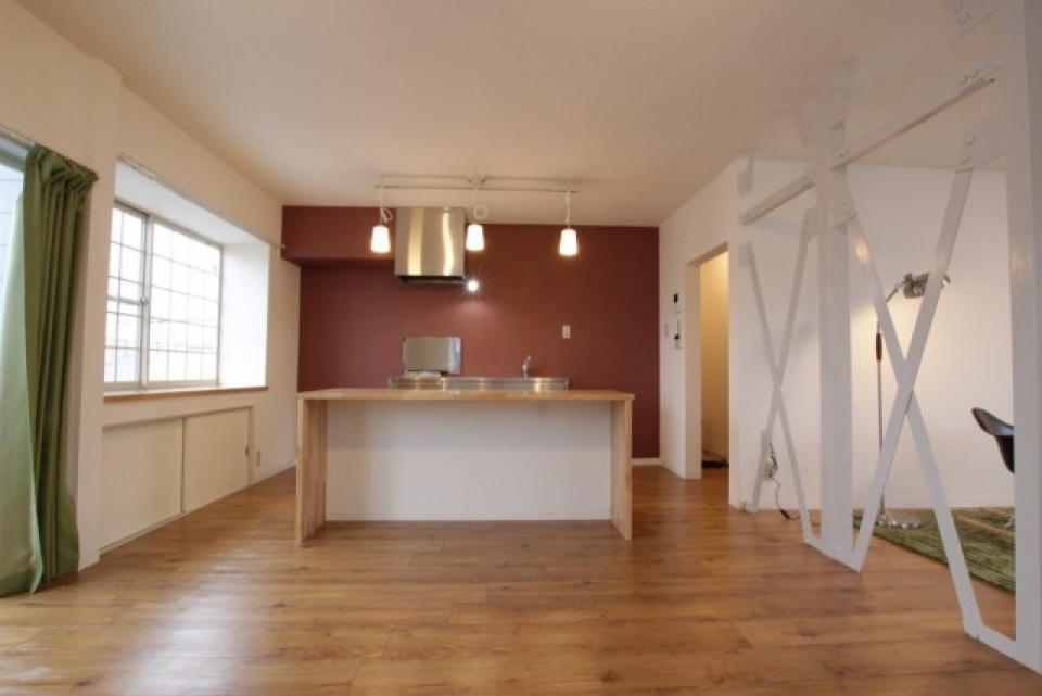 シンメトリーなキッチンがこのお部屋のシンボルに。