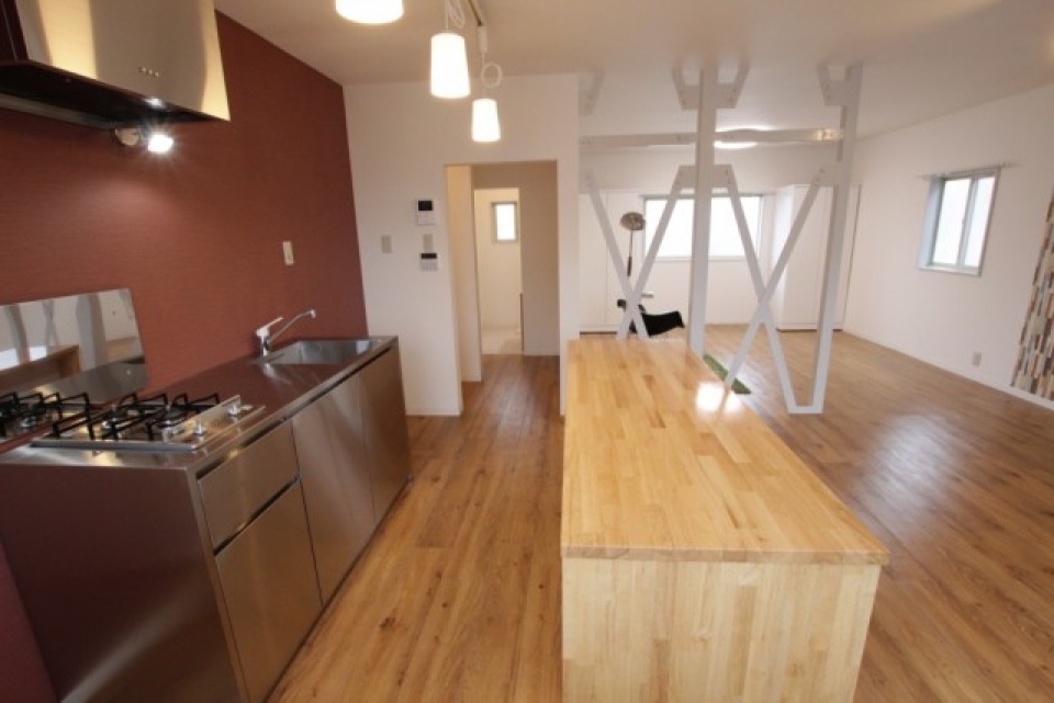 ステンレス製の無機質なデザインと木のカウンターが対照的でGOOD！