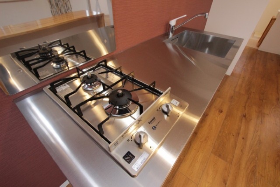 キッチンは1500の大きさ。シンプルさがこの空間を引き立てる。