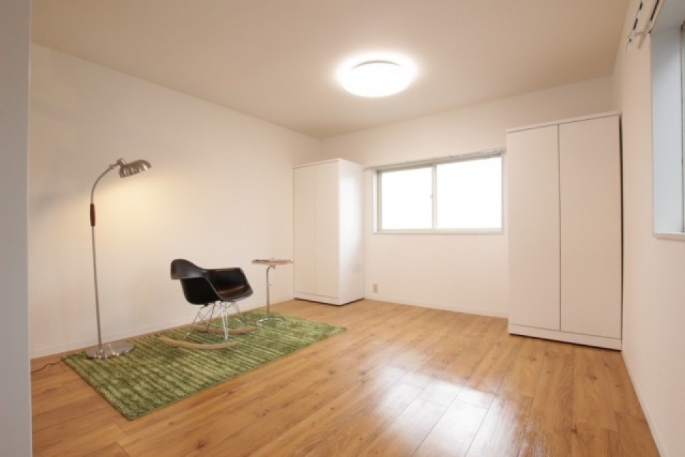 寝室になるスペース。可動式クローゼットで壁にしてください。