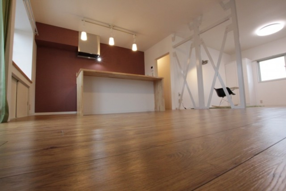 床は無垢材のような風合いのフロアタイル。