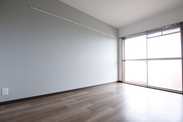 もう一つの洋室。壁がお洒落