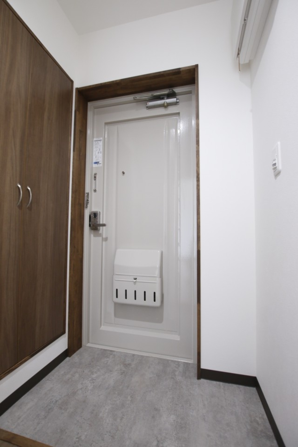 玄関はタイル風のデザイン