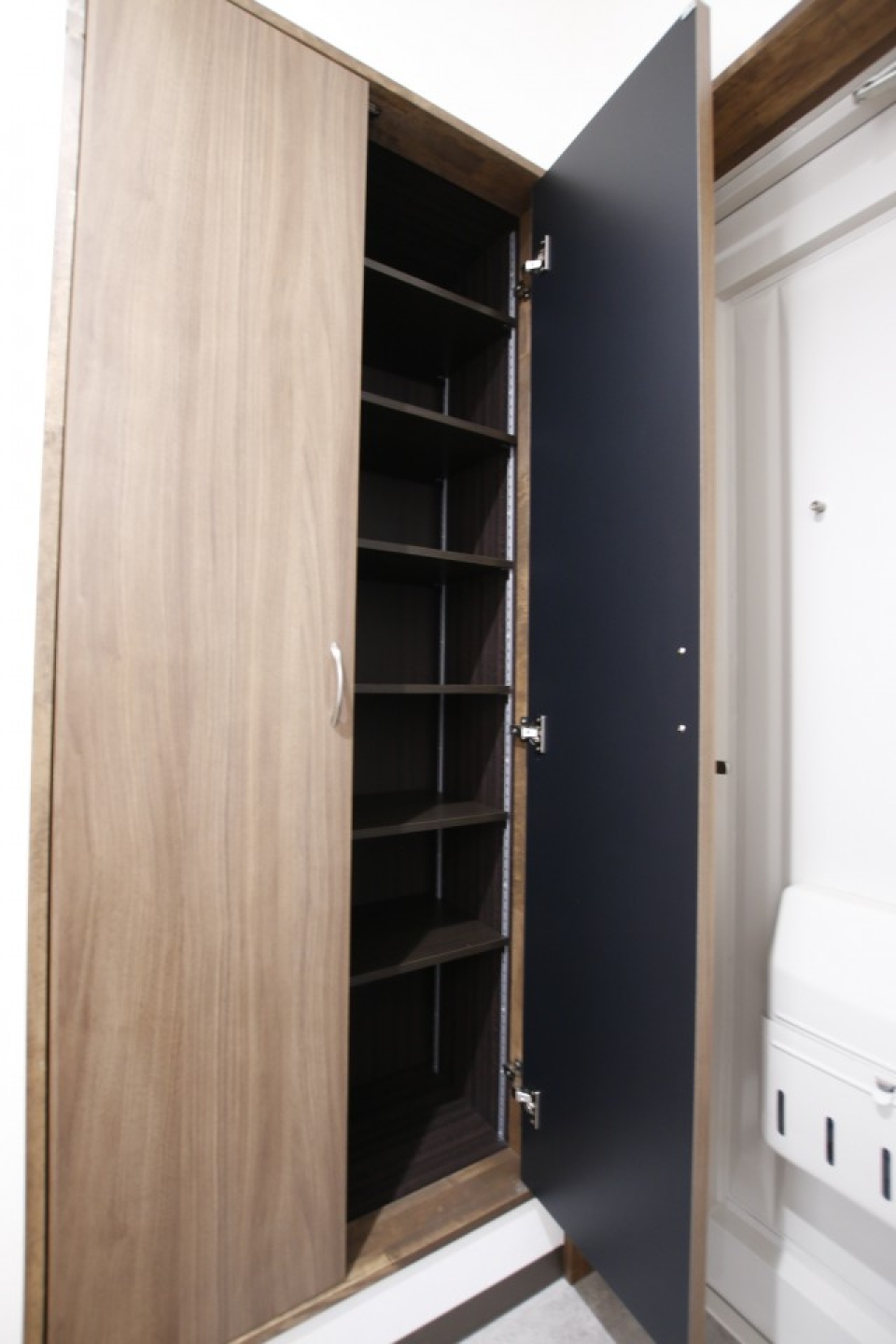 シューズボックス付きの玄関。