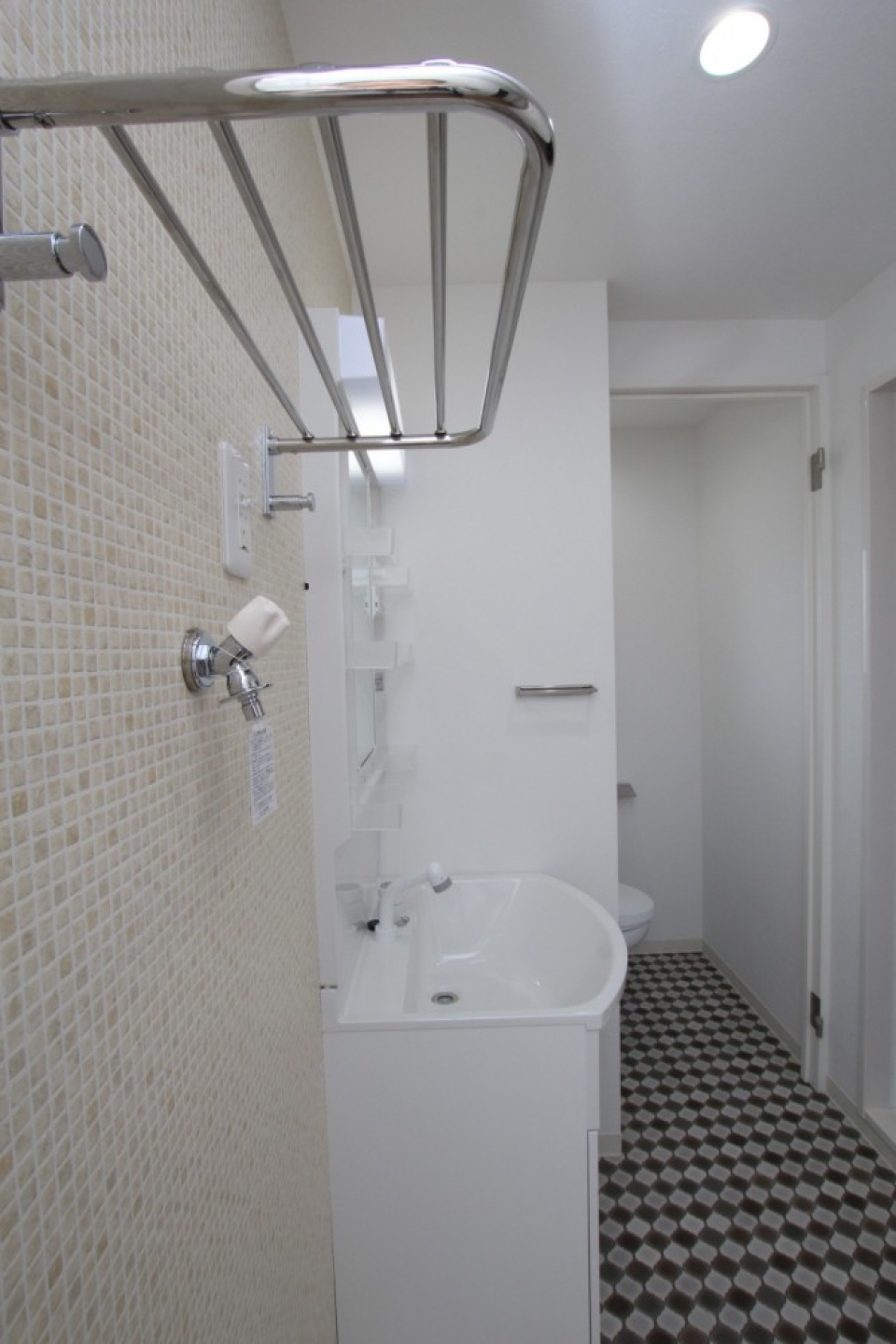 以外と便利な洗濯機置場上の収納棚。  9：トイレ内にも設置されています。 9/1