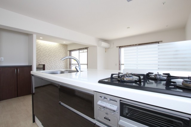 キッチンはペニンシュラ型のシステムキッチン。