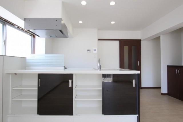 キッチン対面の扉を開けばそこは3段の収納棚に。