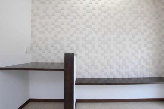 ウォークインクローゼットの隣にはTVデスクやパソコンデスクがある。