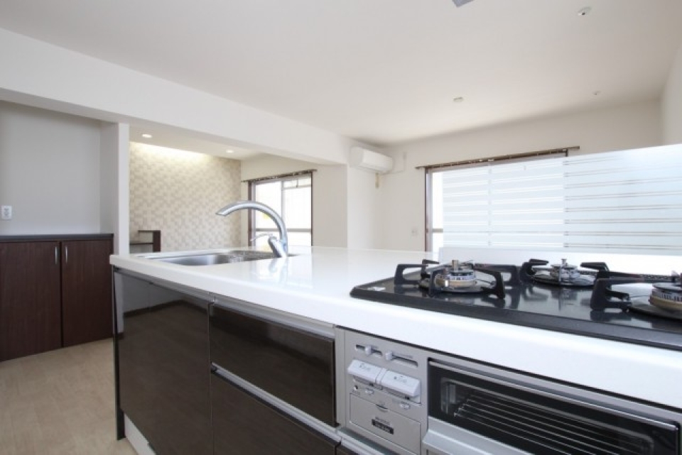 キッチンはペニンシュラ型のシステムキッチン。