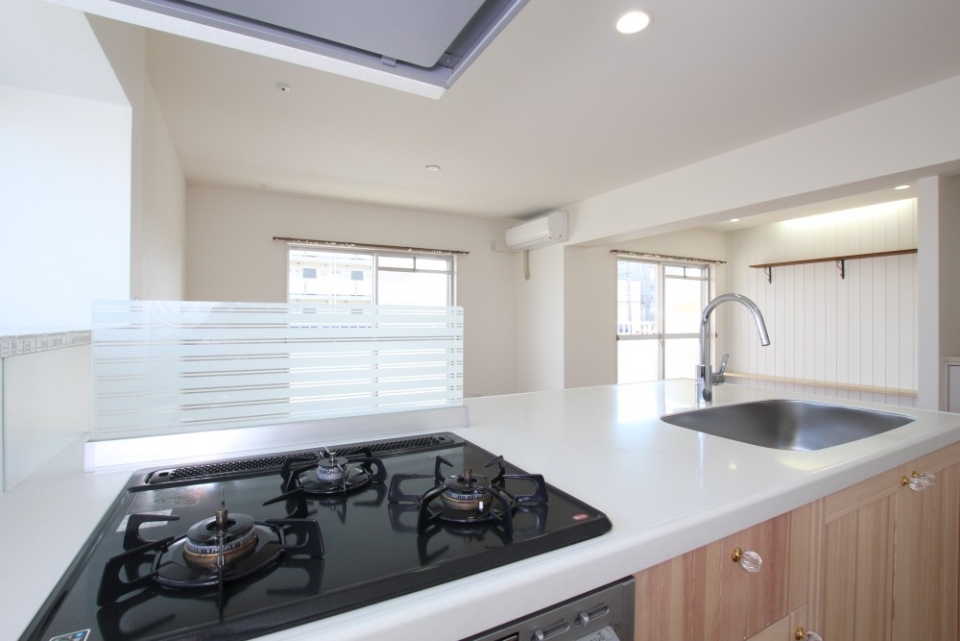 グリル付き3口コンロのシステムキッチン。